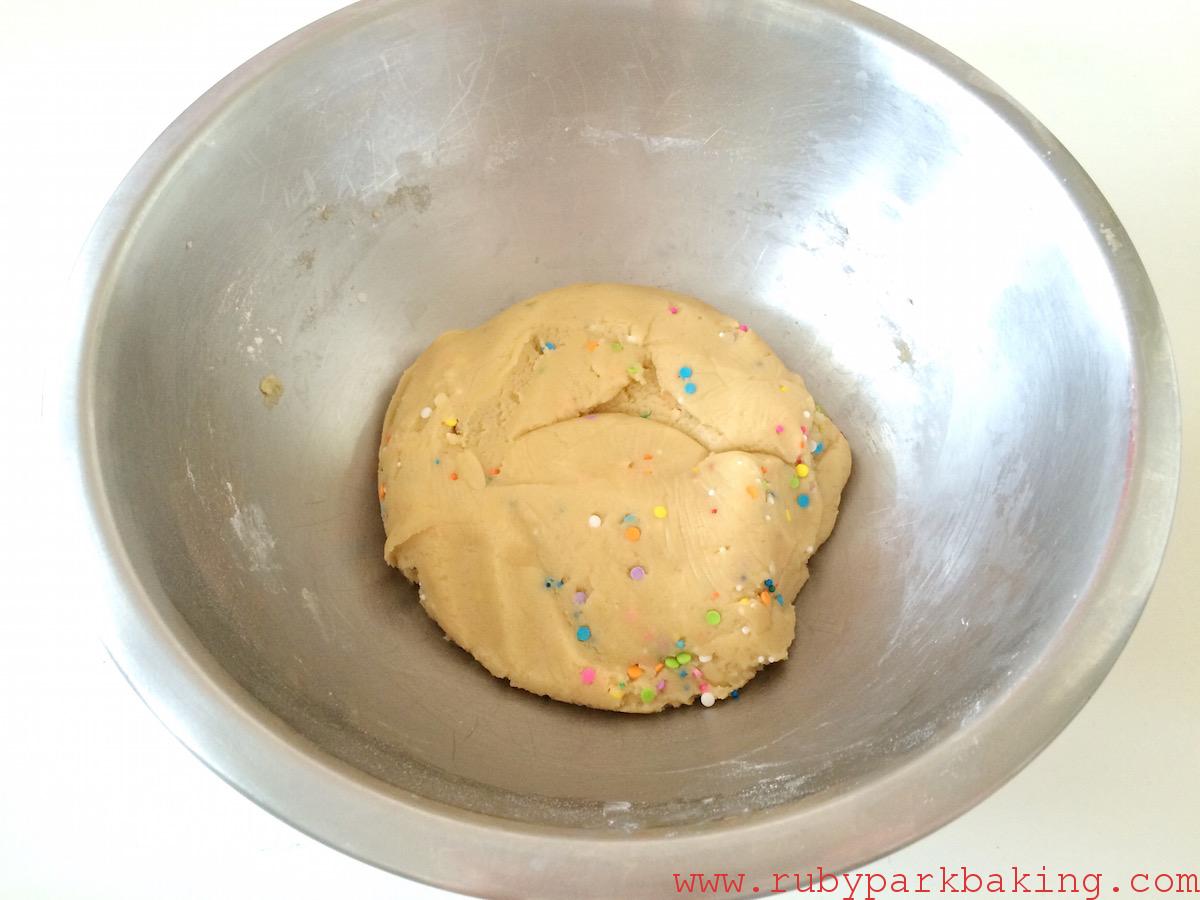 Soft funfetti cookies on rubyparkbaking.com