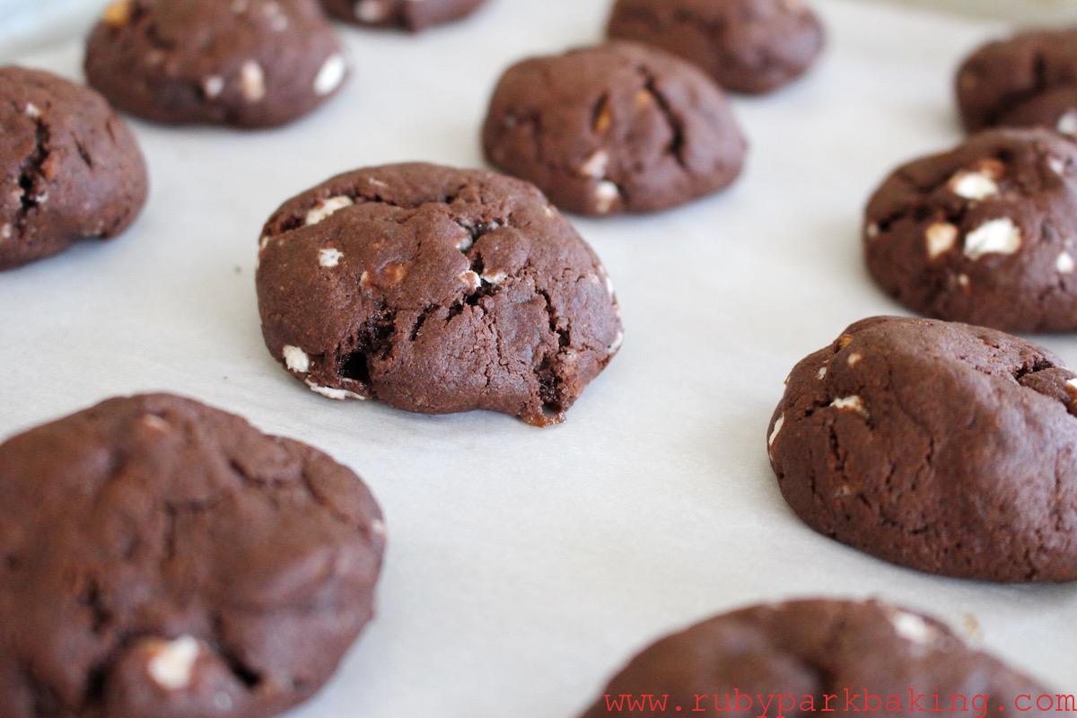 ワンボウルで簡単！ダブルチョコレートスモアクッキーのレシピ♪