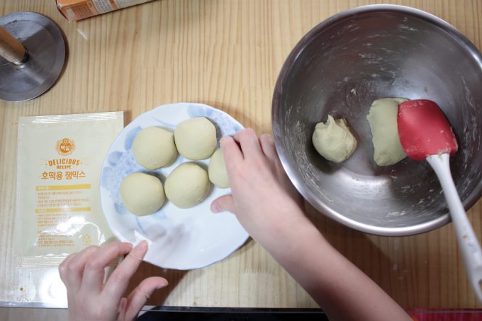 【時短で簡単】韓国の定番屋台おやつ「ホットク」レシピ【ミックス粉を使うよ】