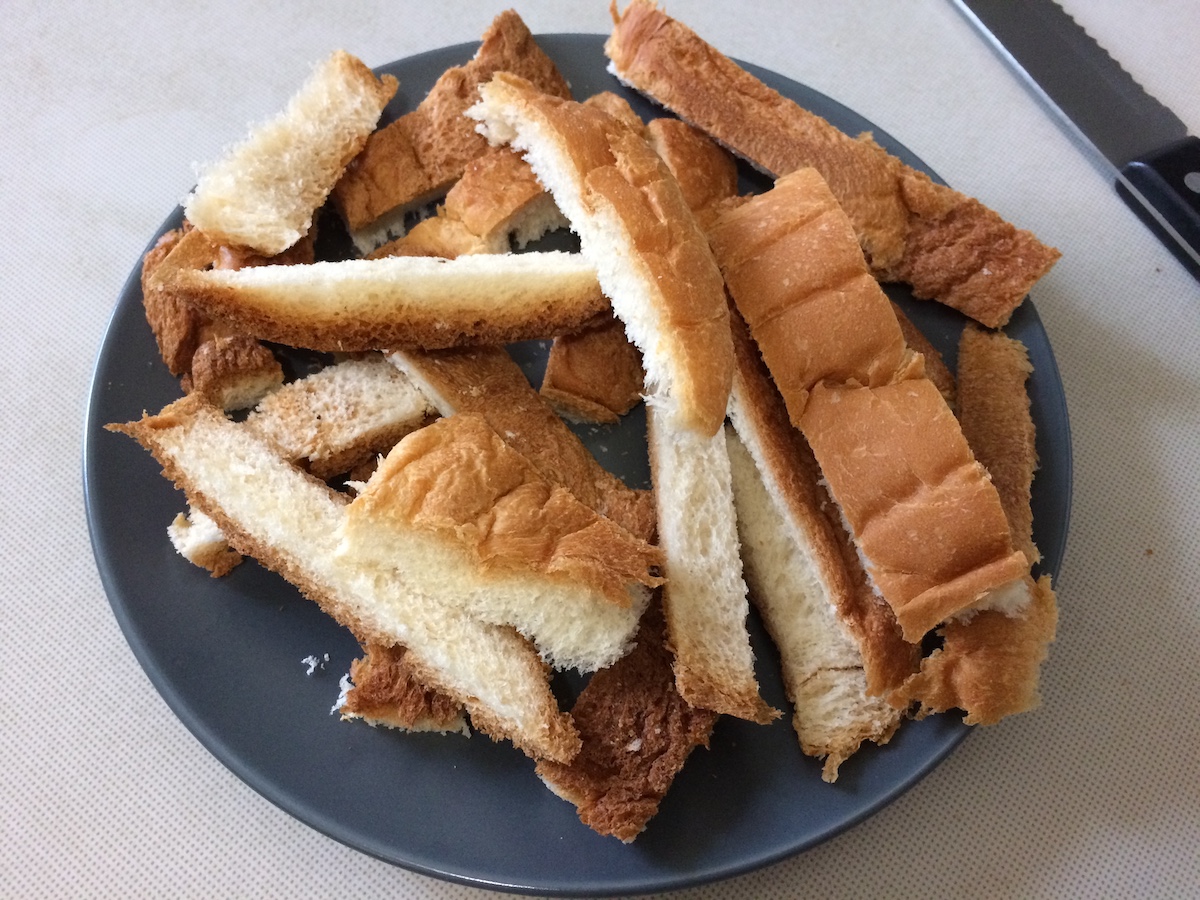 【簡単おやつ】残った食パンの耳で手作りラスク！材料たったの３つだけ【フライパン】