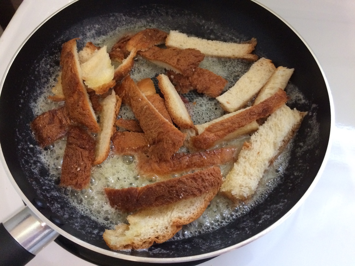 【簡単おやつ】残った食パンの耳で手作りラスク！材料たったの３つだけ【フライパン】